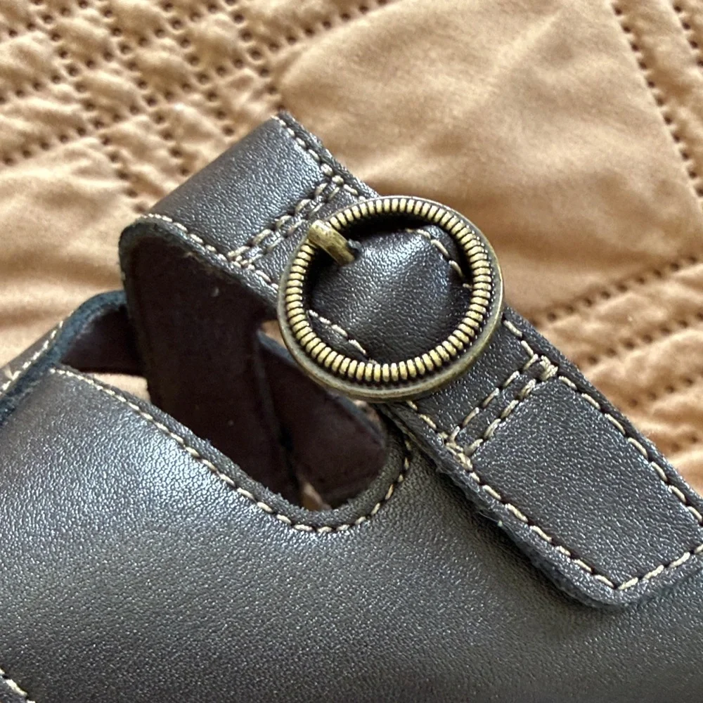 Clarks Women's Black and Brown Sandals - Picture 8 of 9